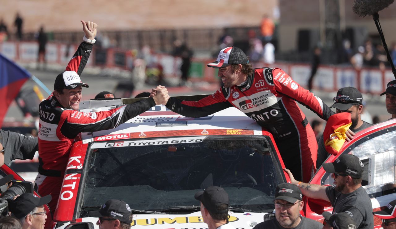 Fernando Alonso y Marc Coma tras finalizar la &uacute;ltima etapa del Dakar