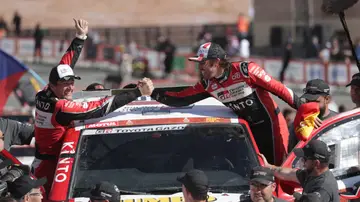 Fernando Alonso y Marc Coma tras finalizar la última etapa del Dakar Fernando Alonso y Marc Coma tras finalizar la última etapa del Dakar