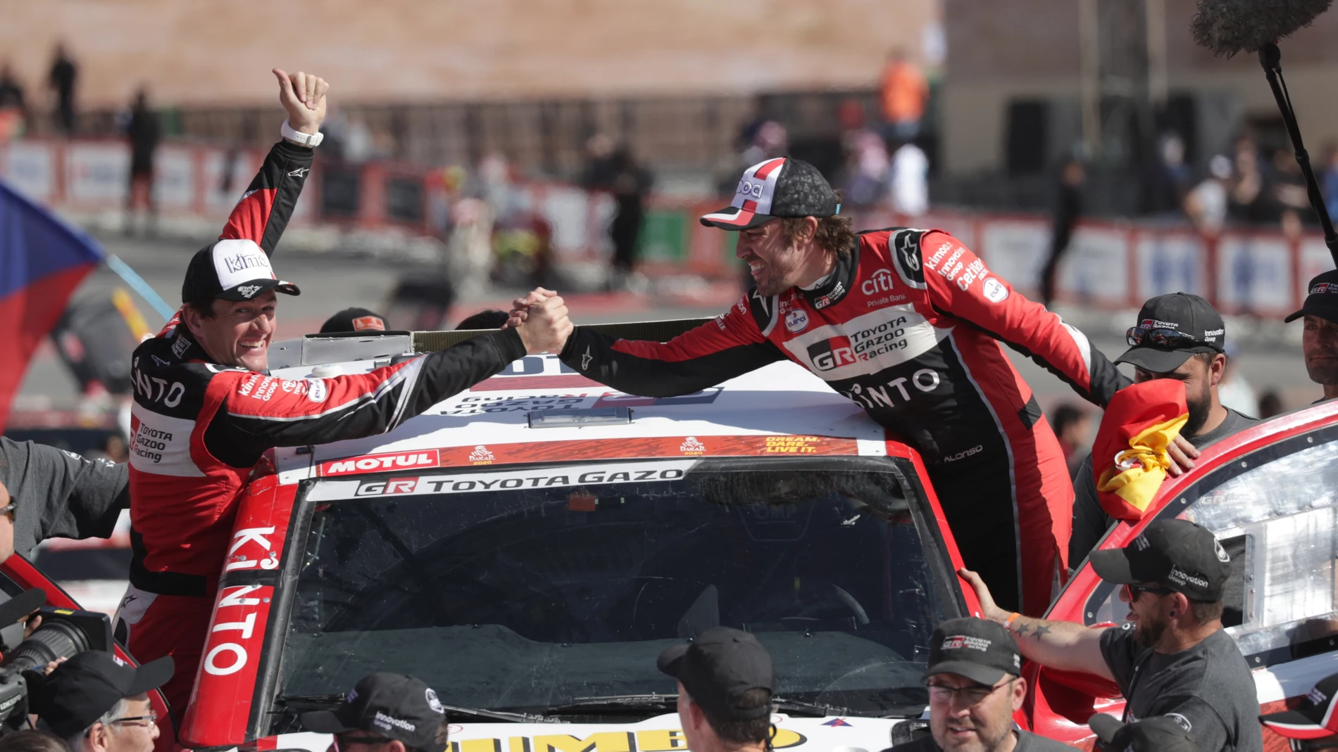 Fernando Alonso y Marc Coma tras finalizar la última etapa del Dakar Fernando Alonso y Marc Coma tras finalizar la última etapa del Dakar