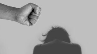 Imagen de un pu&ntilde;o levantado a una v&iacute;ctima de violencia machista
