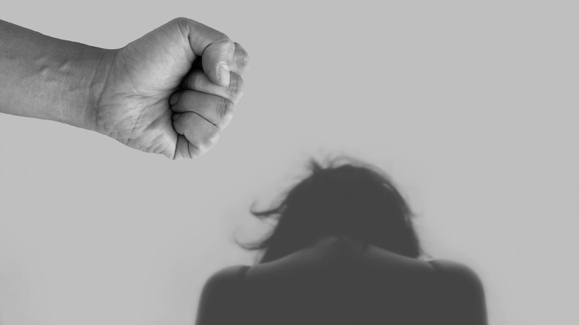 Imagen de un puño levantado a una víctima de violencia machista Imagen de un puño levantado a una víctima de violencia machista