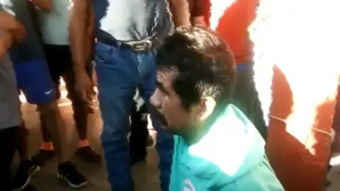 Atan a un poste y queman vivo a un pedófilo que violó y decapitó a una niña de seis años Atan a un poste y queman vivo a un pedófilo que violó y decapitó a una niña de seis años
