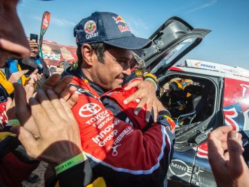 Carlos Sainz, felicitado tras ganar el Dakar 2020