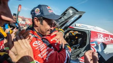 Carlos Sainz, felicitado tras ganar el Dakar 2020