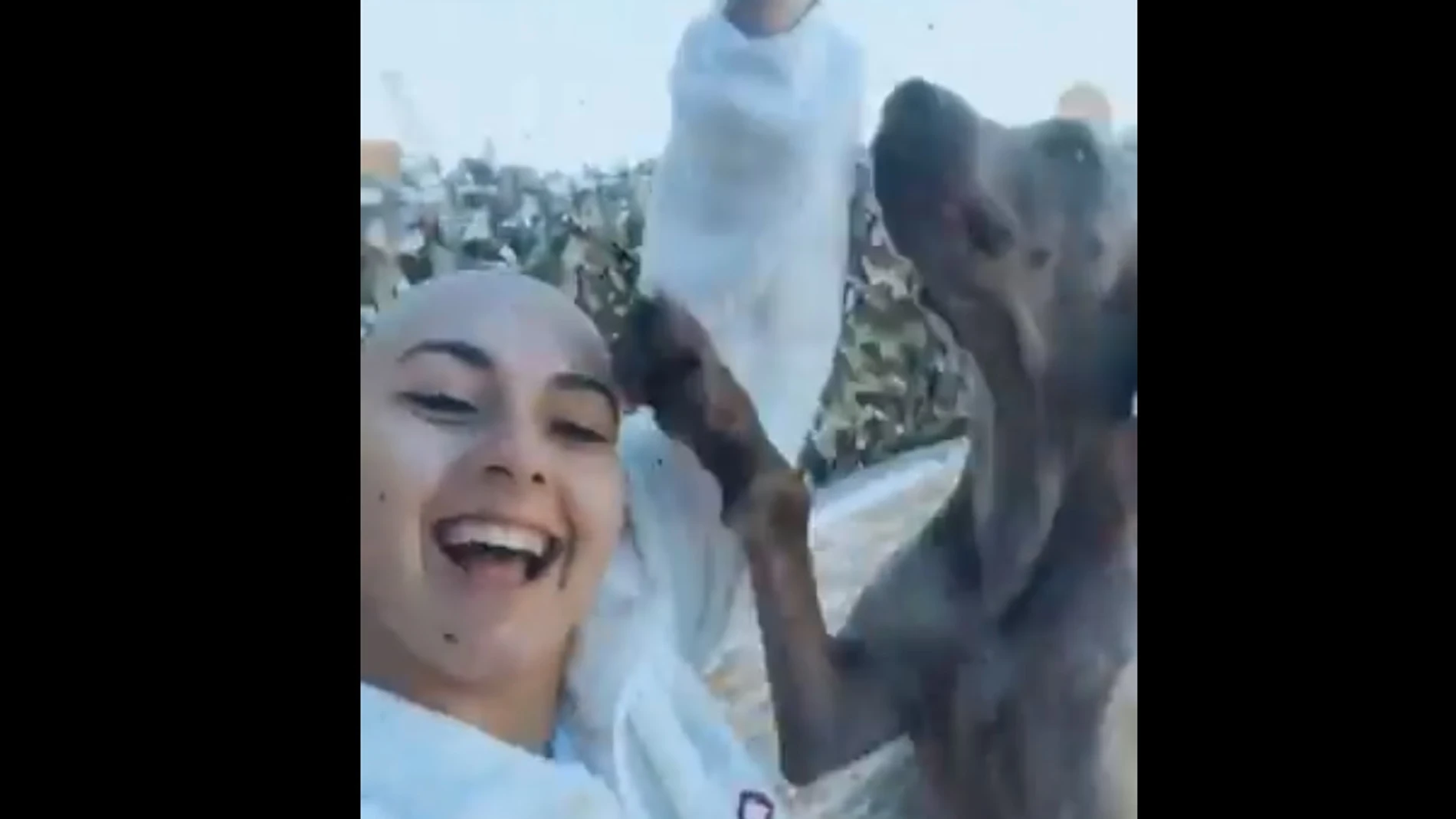 Imagen de la joven que ha compartido su alegría por superar el cáncer en Twitter Imagen de la joven que ha compartido su alegría por superar el cáncer en Twitter