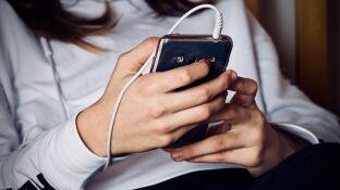 Chica joven con el tel&eacute;fono m&oacute;vil
