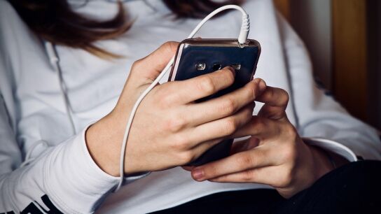 Chica joven con el tel&eacute;fono m&oacute;vil