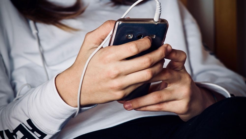 Chica joven con el teléfono móvil