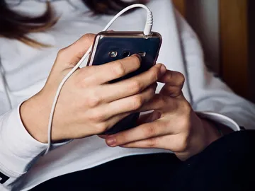 Chica joven con el teléfono móvil Chica joven con el teléfono móvil