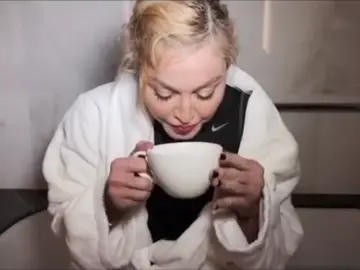Madonna bebe su propia orina Madonna bebe su propia orina