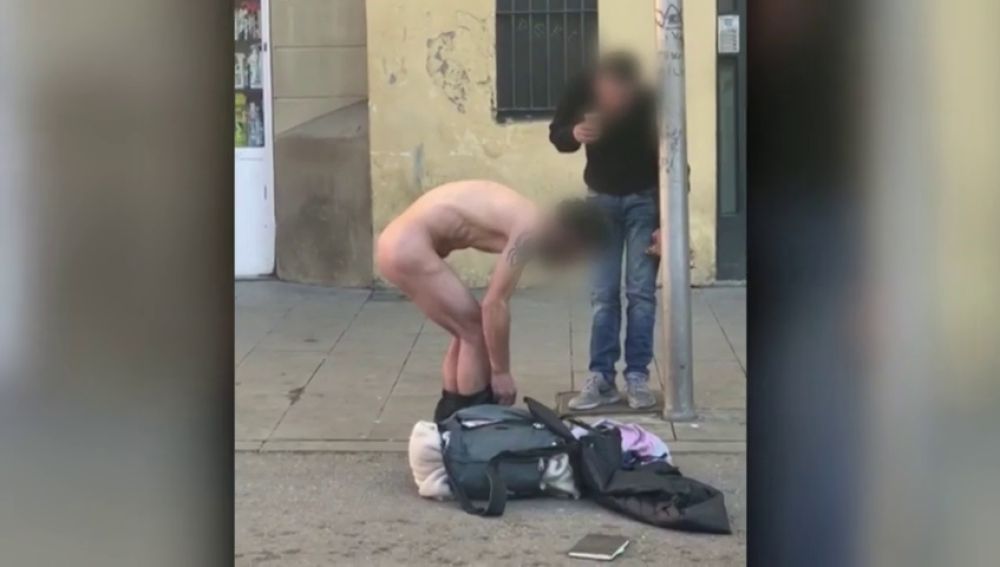 Un hombre desnudo se droga en pleno barrio del Raval, en Barcelona 