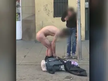 Un hombre desnudo se droga en pleno barrio del Raval, en Barcelona Un hombre desnudo se droga en pleno barrio del Raval, en Barcelona