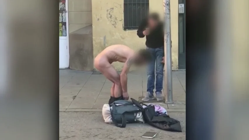 Un hombre desnudo se droga en pleno barrio del Raval, en Barcelona Un hombre desnudo se droga en pleno barrio del Raval, en Barcelona