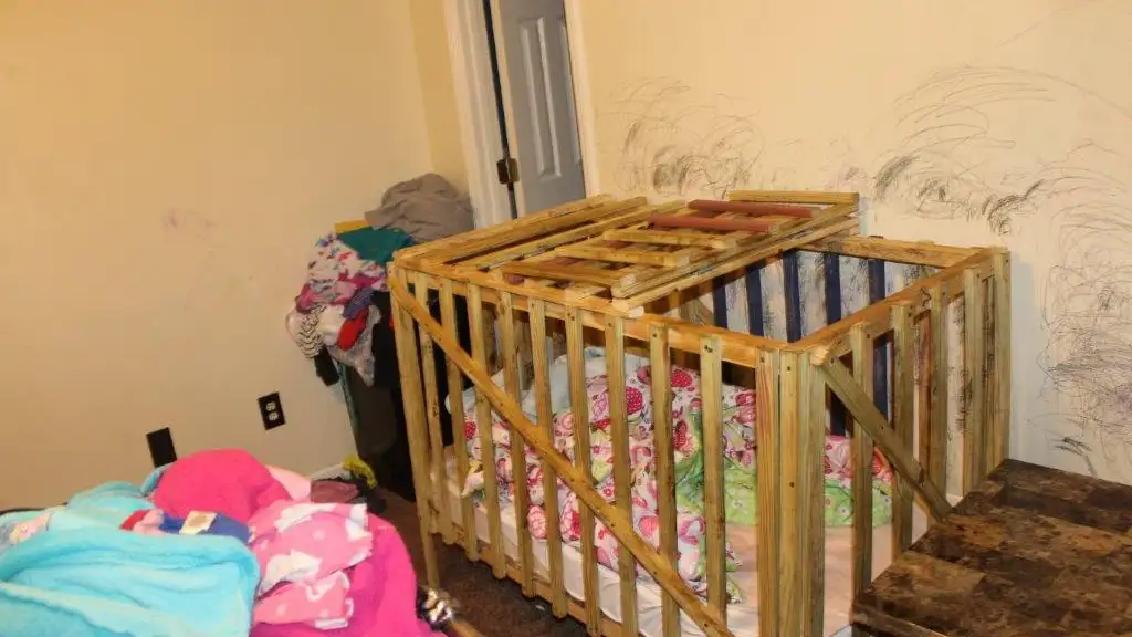 Jaula donde manten&iacute;an encerrados a los ni&ntilde;os