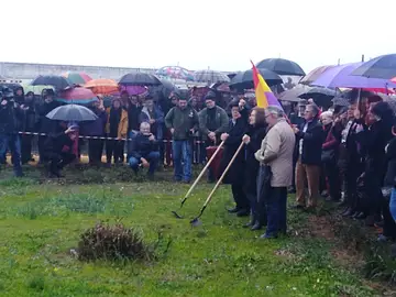 Imagen del acto simbólico en el cementerio hispalense de San Fernando Imagen del acto simbólico en el cementerio hispalense de San Fernando