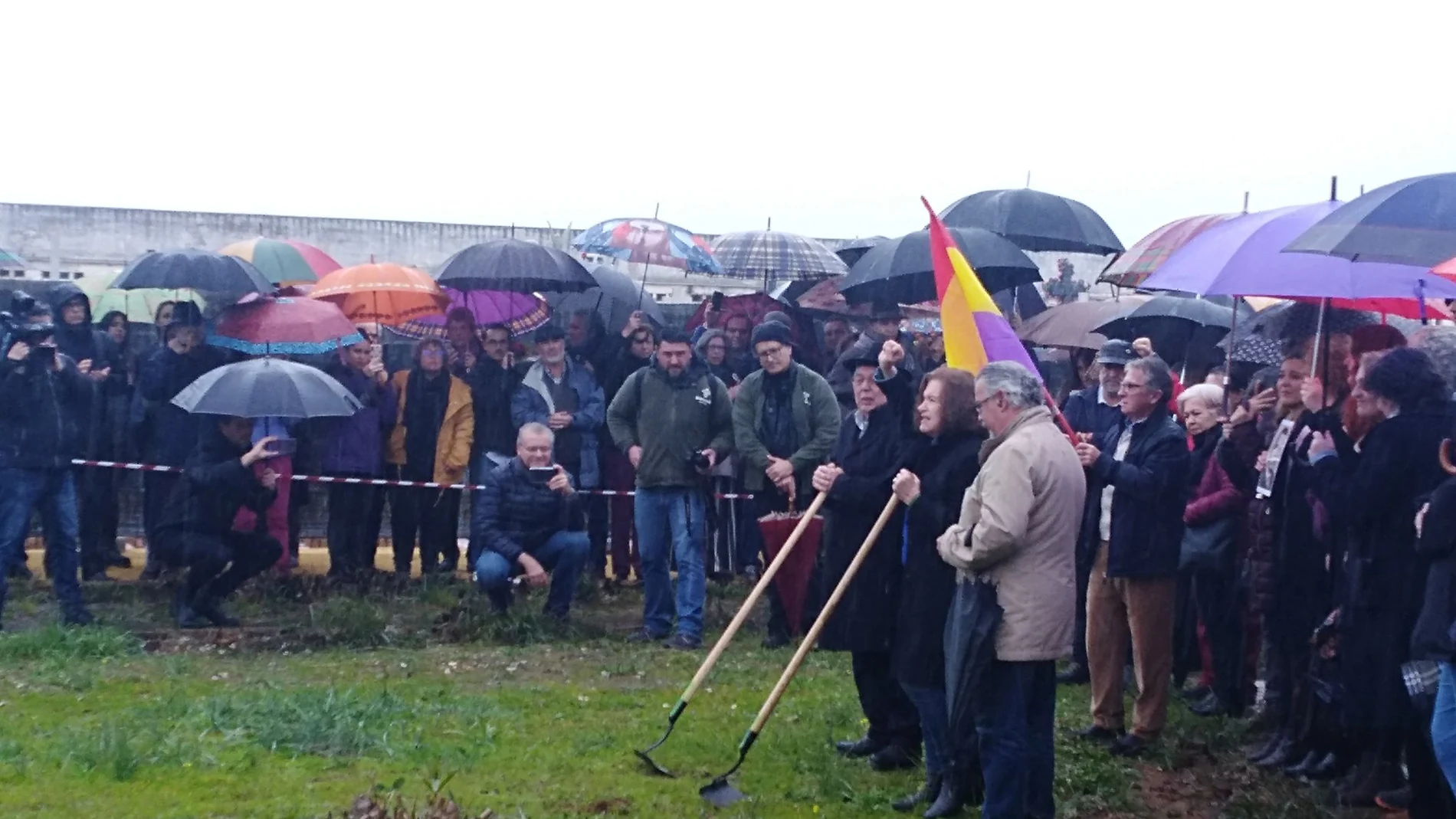 Imagen del acto simbólico en el cementerio hispalense de San Fernando Imagen del acto simbólico en el cementerio hispalense de San Fernando