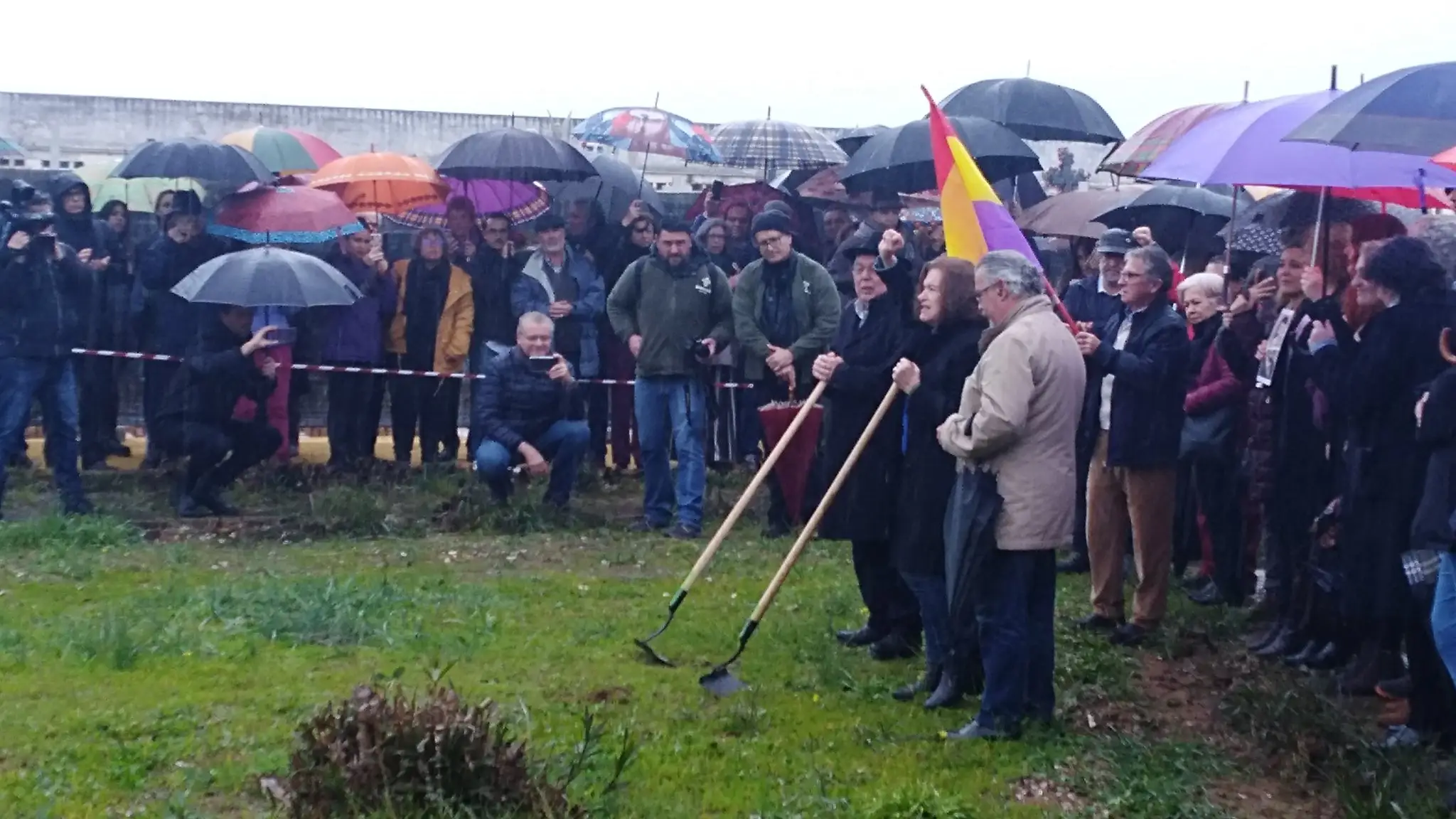 Imagen del acto simb&oacute;lico en el cementerio hispalense de San Fernando