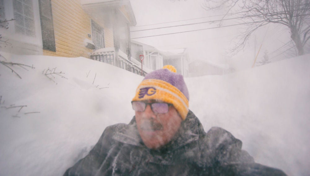 Un hombre se saca una foto en medio de la nieve en Canadá