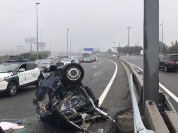 Dos heridos graves tras chocar un coche contra un pilar de señalización y partirse en dos en la A-6