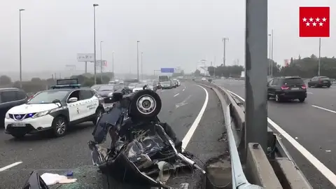 Dos heridos graves tras chocar un coche contra un pilar de señalización y partirse en dos en la A-6 Dos heridos graves tras chocar un coche contra un pilar de señalización y partirse en dos en la A-6