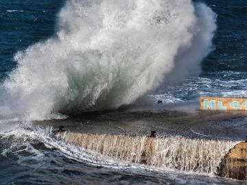 Las olas saltan a su llegada a la costa en San Telmo, Mallorca (Archivo)