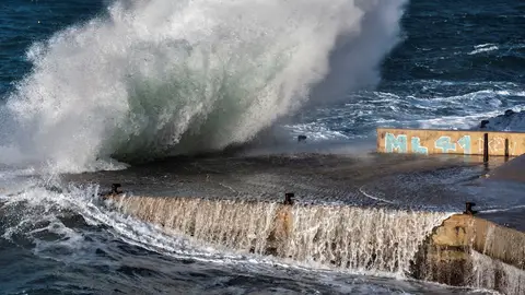 Las olas saltan a su llegada a la costa en San Telmo, Mallorca (Archivo) Las olas saltan a su llegada a la costa en San Telmo, Mallorca (Archivo)