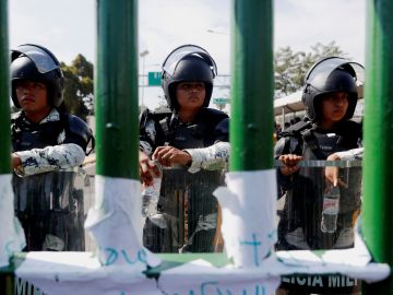 Más de 800 hondureños de la caravana pasan la frontera de Guatemala y México