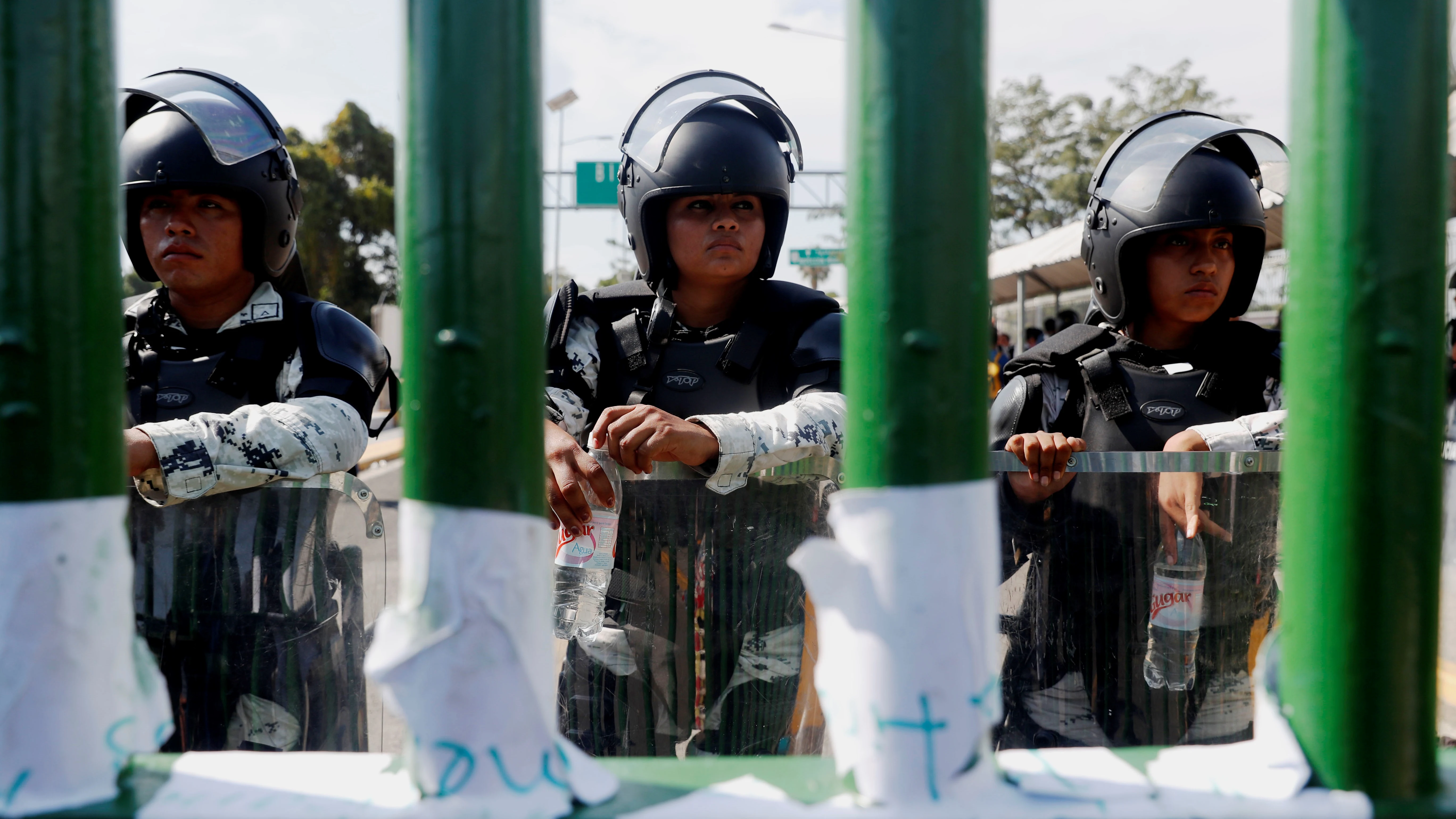 Más de 800 hondureños de la caravana pasan la frontera de Guatemala y México Más de 800 hondureños de la caravana pasan la frontera de Guatemala y México