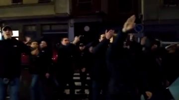 Radicales del Frente Atlético realizan el saludo nazi