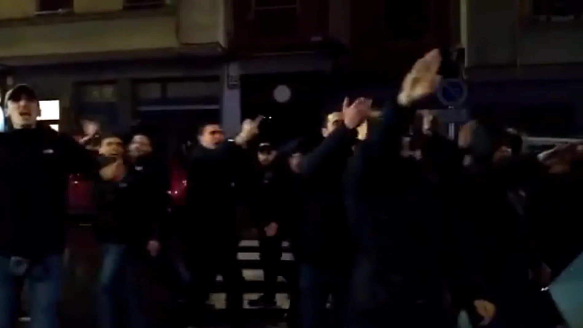 Radicales del Frente Atlético realizan el saludo nazi Radicales del Frente Atlético realizan el saludo nazi