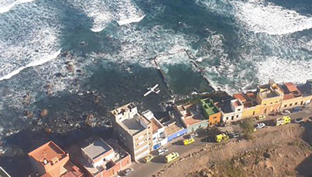 Ilesos los dos ocupantes de una avioneta precipitada al mar en Gran Canaria