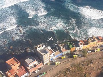 Ilesos los dos ocupantes de una avioneta precipitada al mar en Gran Canaria