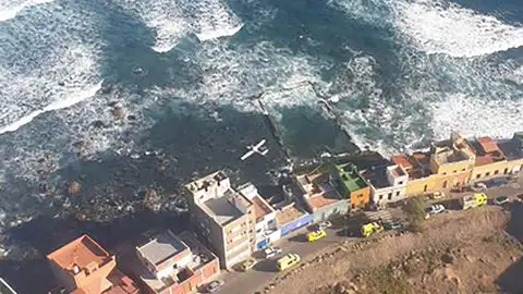 Ilesos los dos ocupantes de una avioneta precipitada al mar en Gran Canaria Ilesos los dos ocupantes de una avioneta precipitada al mar en Gran Canaria