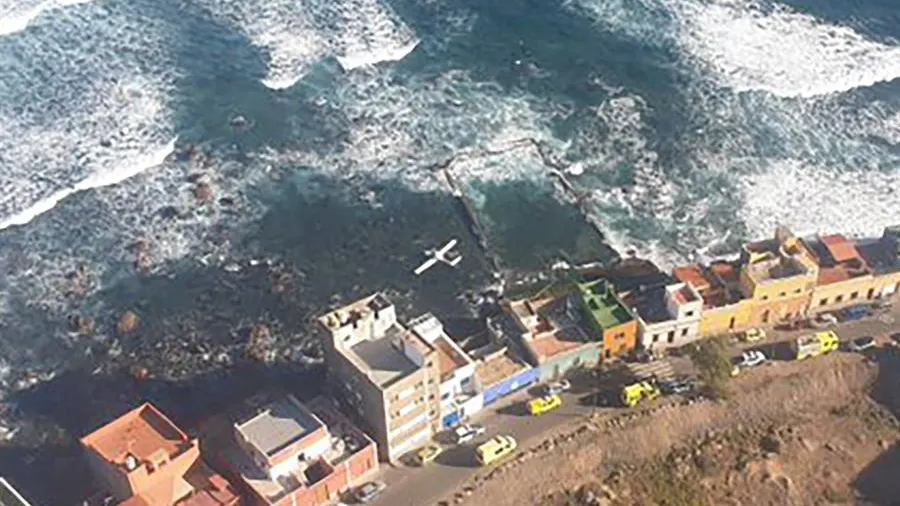 Ilesos los dos ocupantes de una avioneta precipitada al mar en Gran Canaria Ilesos los dos ocupantes de una avioneta precipitada al mar en Gran Canaria