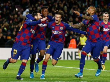 Los jugadores del Barcelona celebran el gol de Messi