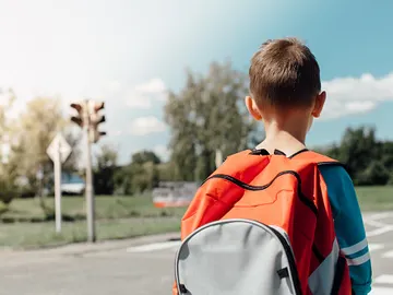 Imagen de un niño con una mochila en la calle Imagen de un niño con una mochila en la calle