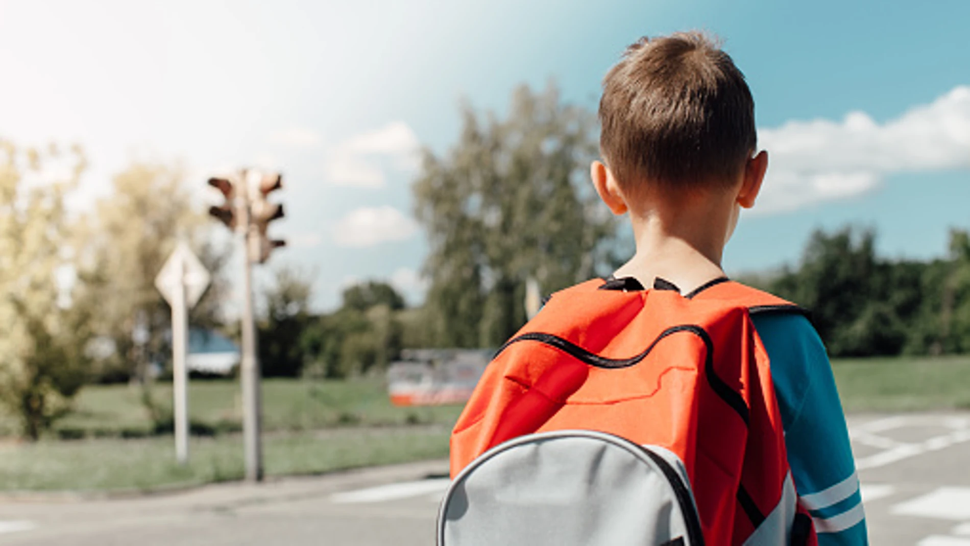 Imagen de un niño con una mochila en la calle Imagen de un niño con una mochila en la calle