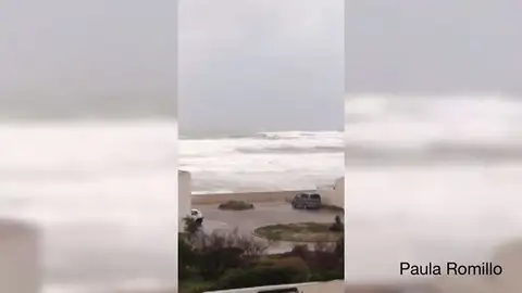 Las olas provocadas por el temporal obligan a desalojar una urbanización de Valencia Las olas provocadas por el temporal obligan a desalojar una urbanización de Valencia