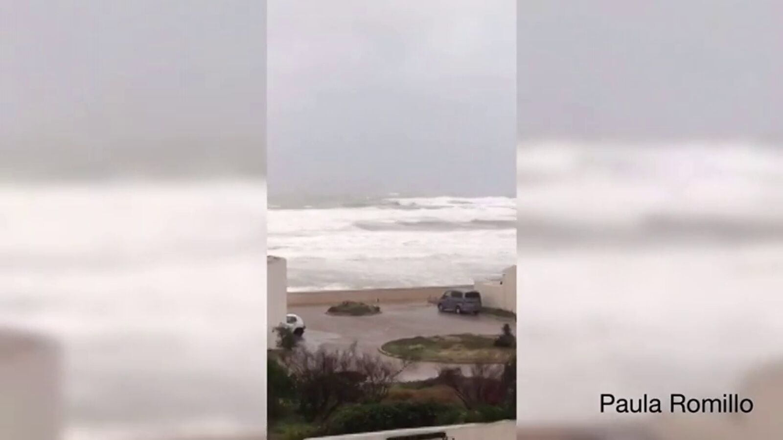 Las olas provocadas por el temporal obligan a desalojar una urbanización de Valencia