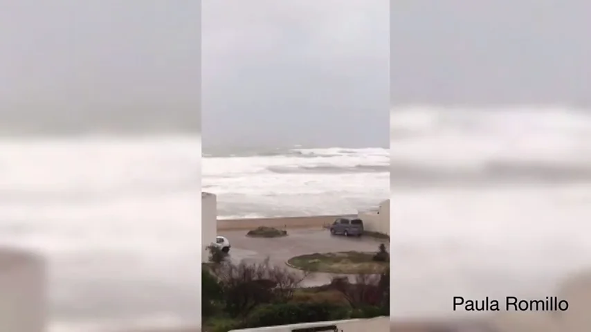 Las olas provocadas por el temporal obligan a desalojar una urbanización de Valencia Las olas provocadas por el temporal obligan a desalojar una urbanización de Valencia