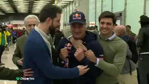 Locura en la llegada de Carlos Sainz tras su victoria en el Dakar Locura en la llegada de Carlos Sainz tras su victoria en el Dakar