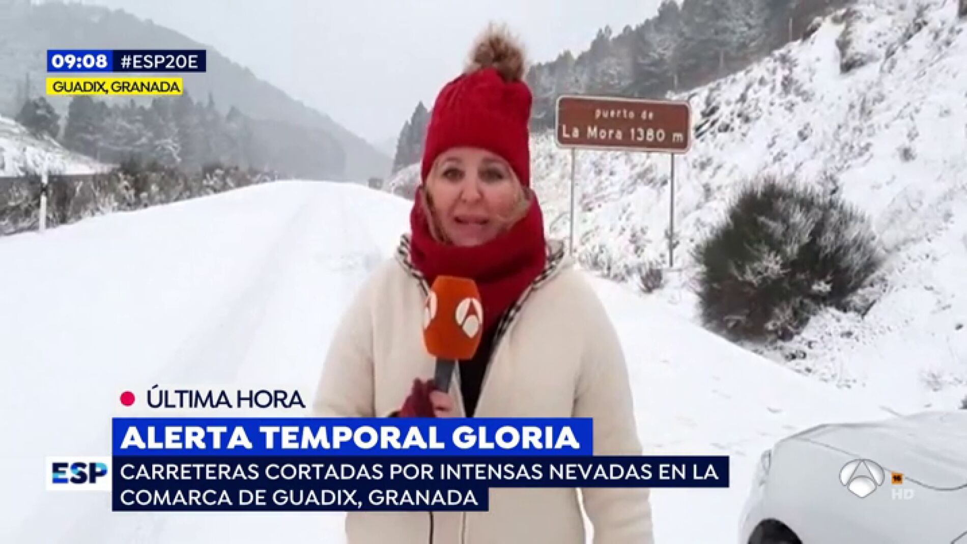 Reportera, atrapada por el temporal.