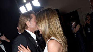 Brad Pitt y Jennifer Aniston comparten un abrazo en el backstage de los Premios SAG