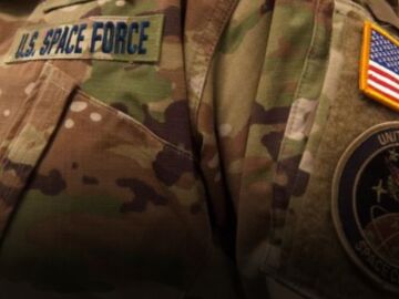 Se burlan del uniforme de camuflaje de la Fuerza Espacial de Estados Unidos