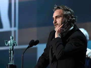 Joaquin Phoenix recogiendo su premio enlos SAG Awards Joaquin Phoenix recogiendo su premio enlos SAG Awards