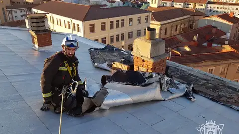 Un bombero en el tejado de un edificio Un bombero en el tejado de un edificio