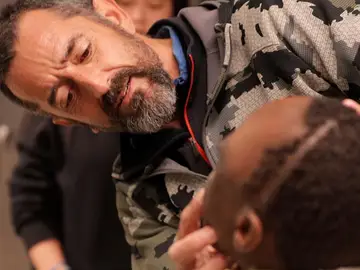 El cirujano Pedro Cavadas observando a un paciente El cirujano Pedro Cavadas observando a un paciente