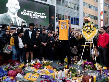 Cientos de aficionados rindiendo homenaje a Kobe Bryant a las puertas del Staples Center