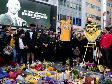 Cientos de aficionados rindiendo homenaje a Kobe Bryant a las puertas del Staples Center Cientos de aficionados rindiendo homenaje a Kobe Bryant a las puertas del Staples Center