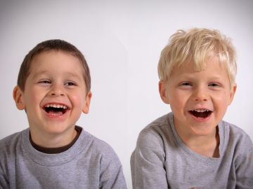 Niños riéndose Niños riéndose